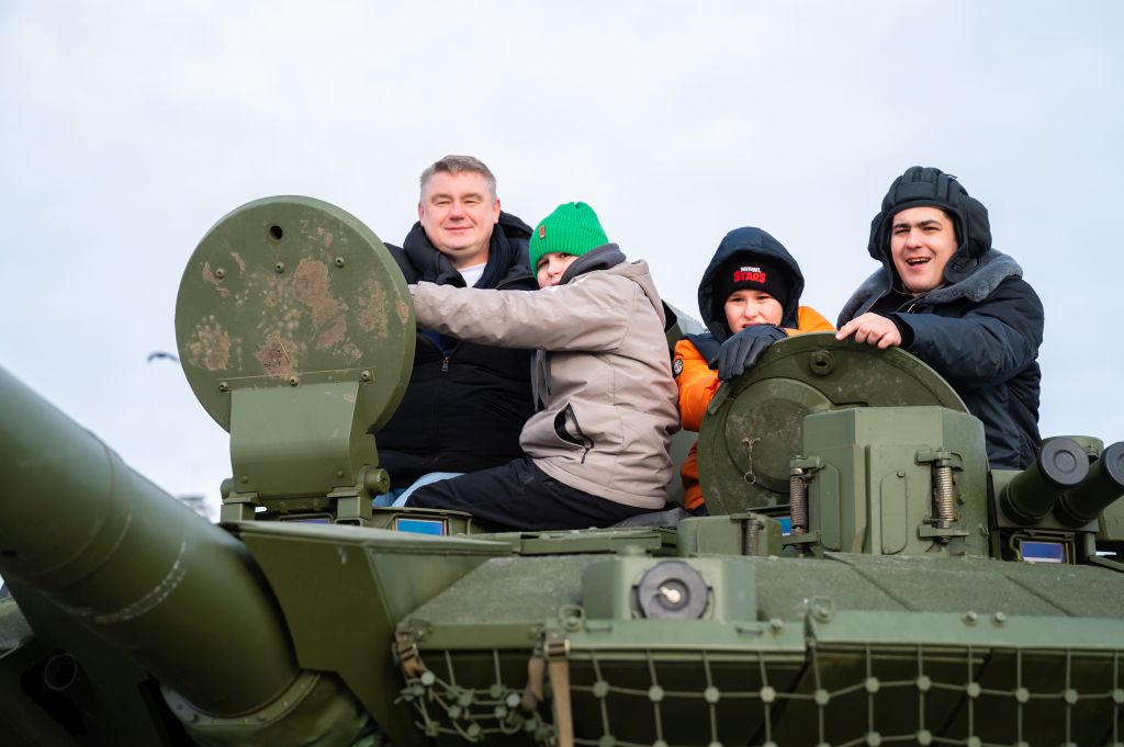 Игорь Бураков исполнил мечту мальчика из Аксайского района побывать в роли танкиста