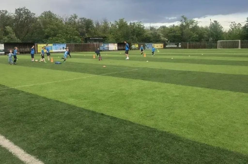 Евгений Понамаренко помог приобрести искусственный газон для стадиона в городе Шахты 