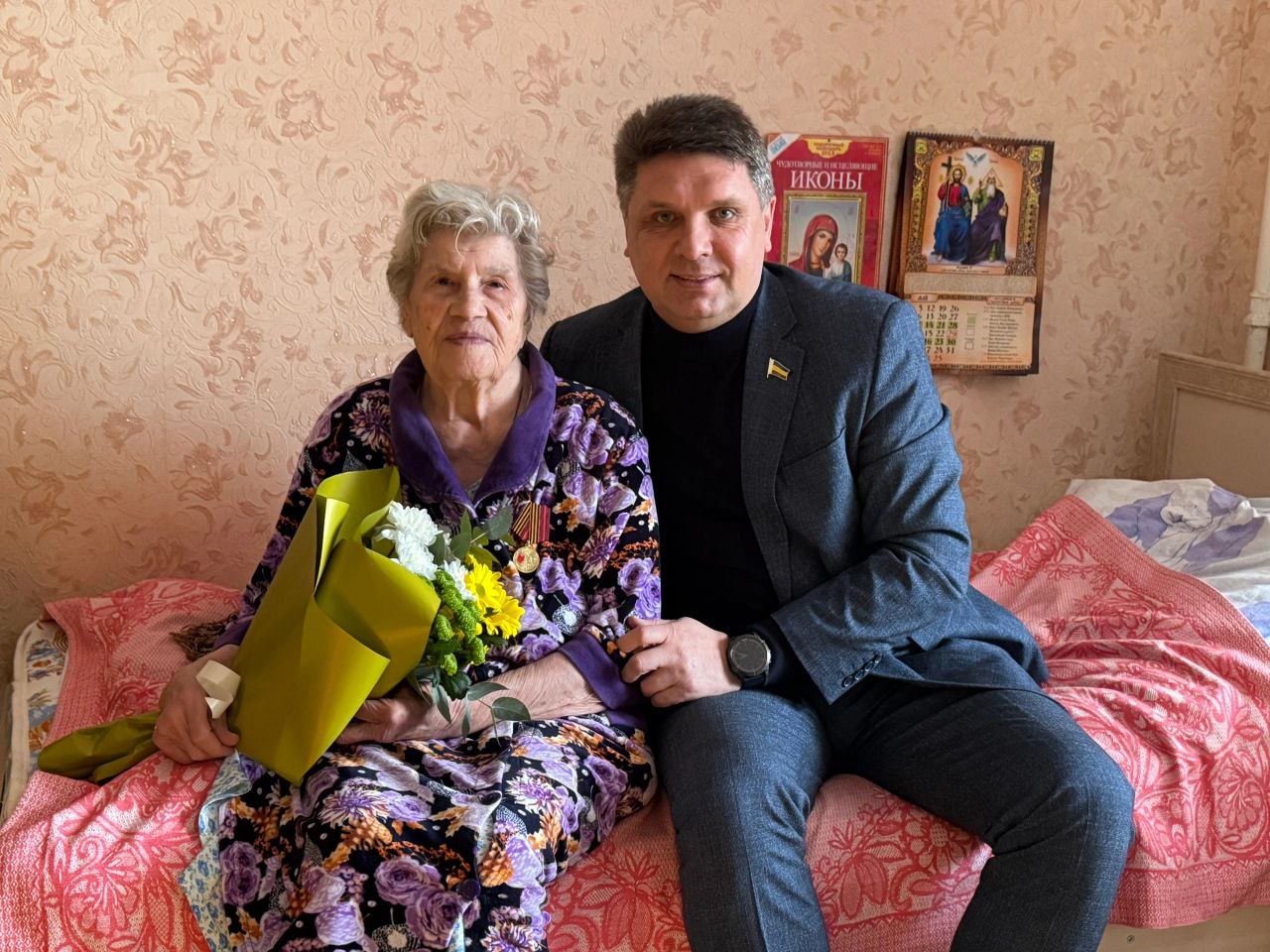 Владимир Влазнев вручил медаль в честь 80-летия Великой Победы труженице тыла из Азова