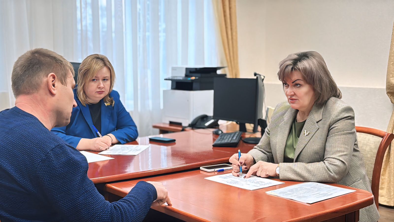 Елена Теплинская оказала помощь детским садам и школе в Октябрьском районе
