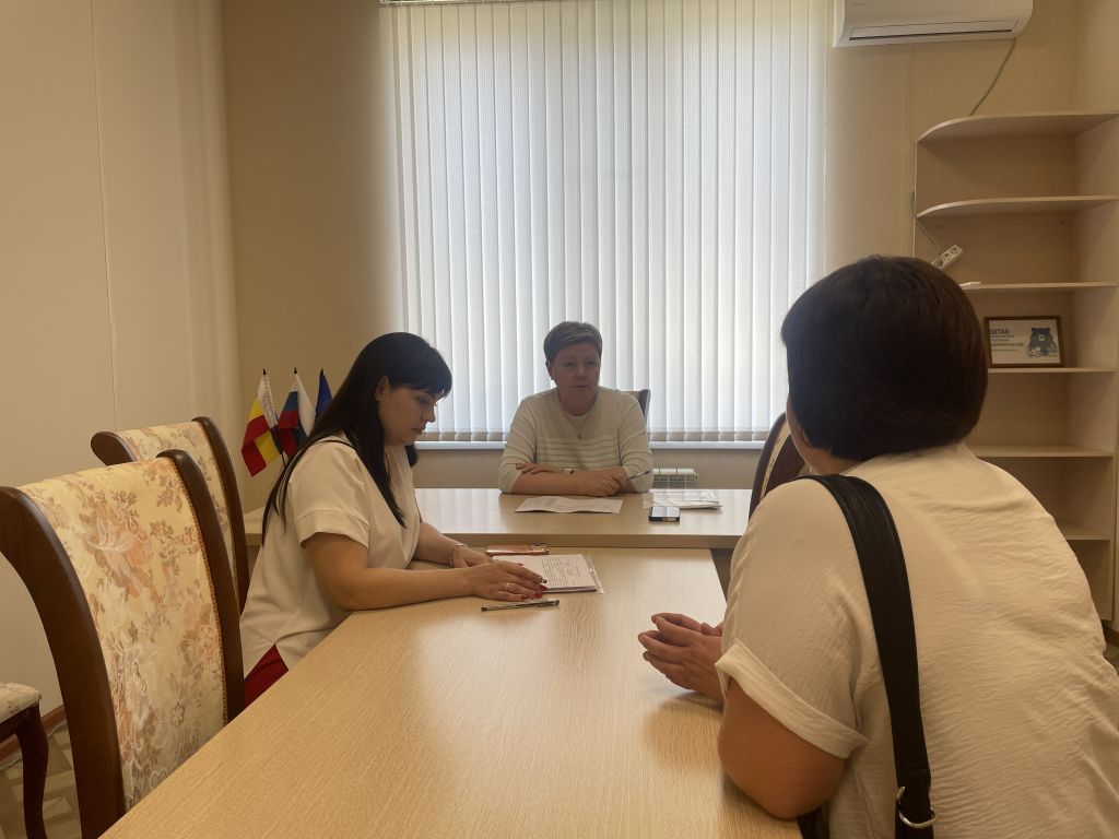 Елена Елисеева провела в Зверево прием семей ветеранов боевых действий 