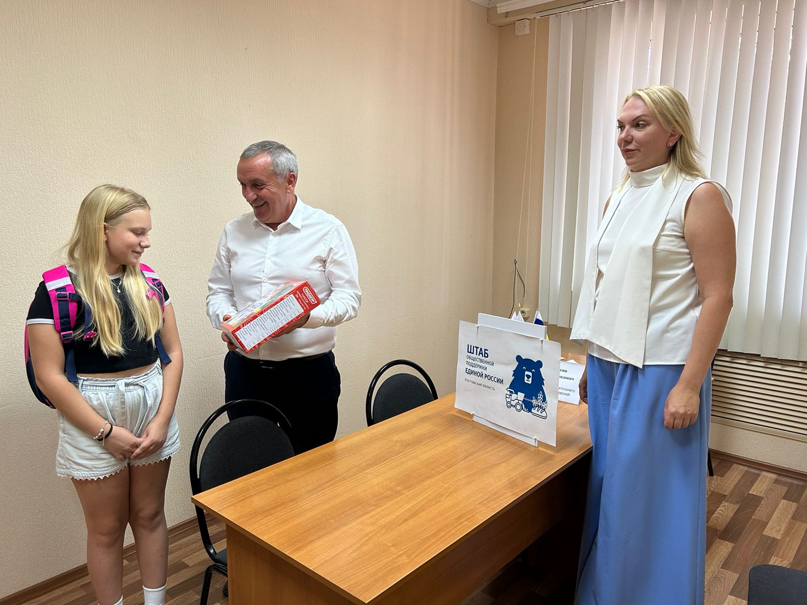 Мурат Харцызов передал школьные наборы 35 донским ученикам