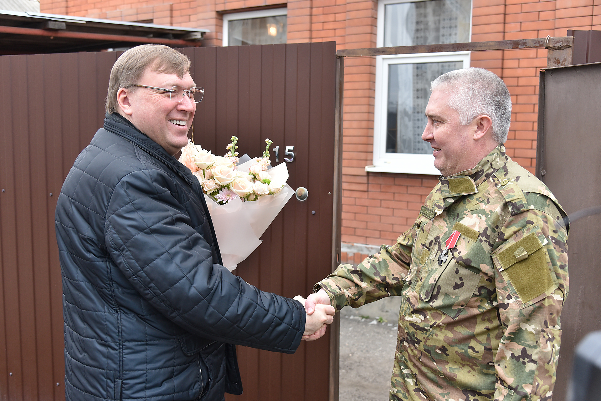 Александр Ищенко поздравил семьи участников специальной военной операции с Днем защитника Отечества
