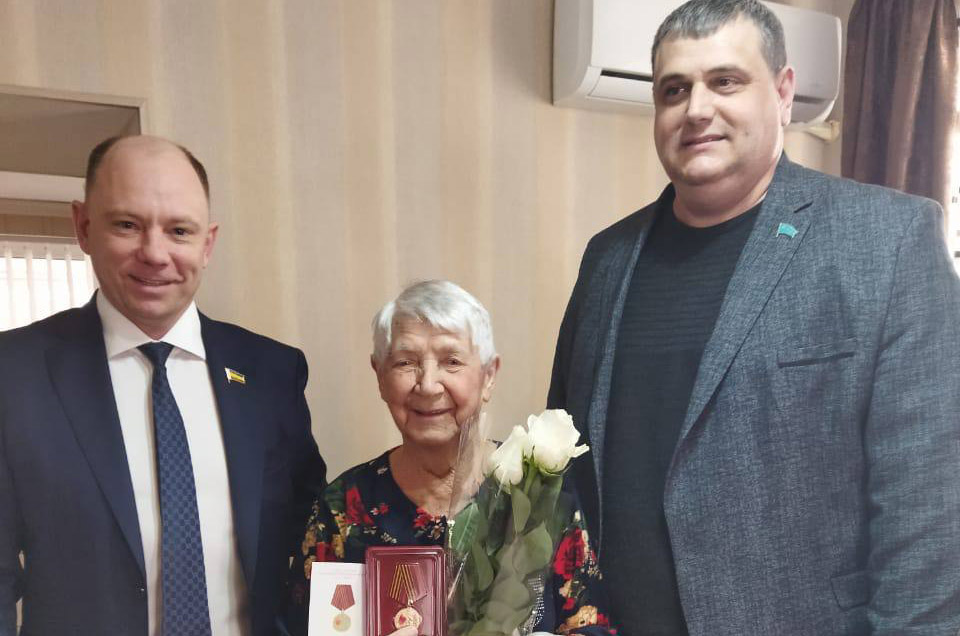 Денис Бурыка вручил юбилейную медаль в честь 80-летия Великой Победы 