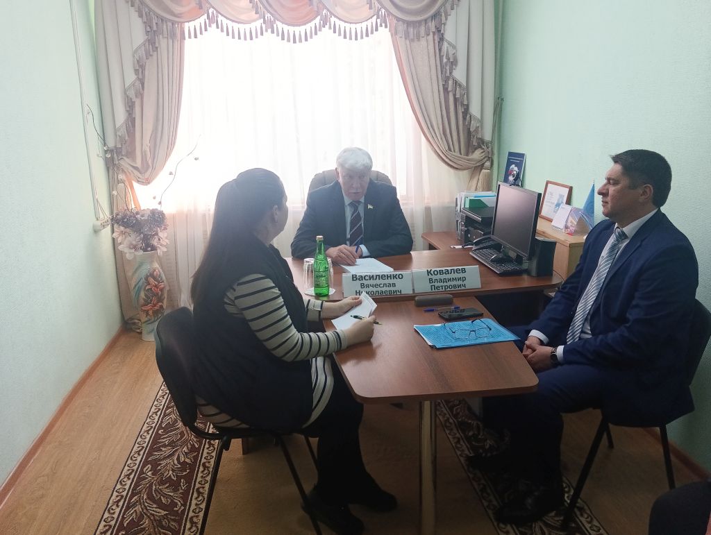 Вячеслав Василенко провел приемы жителей Советского  и Милютинского районов