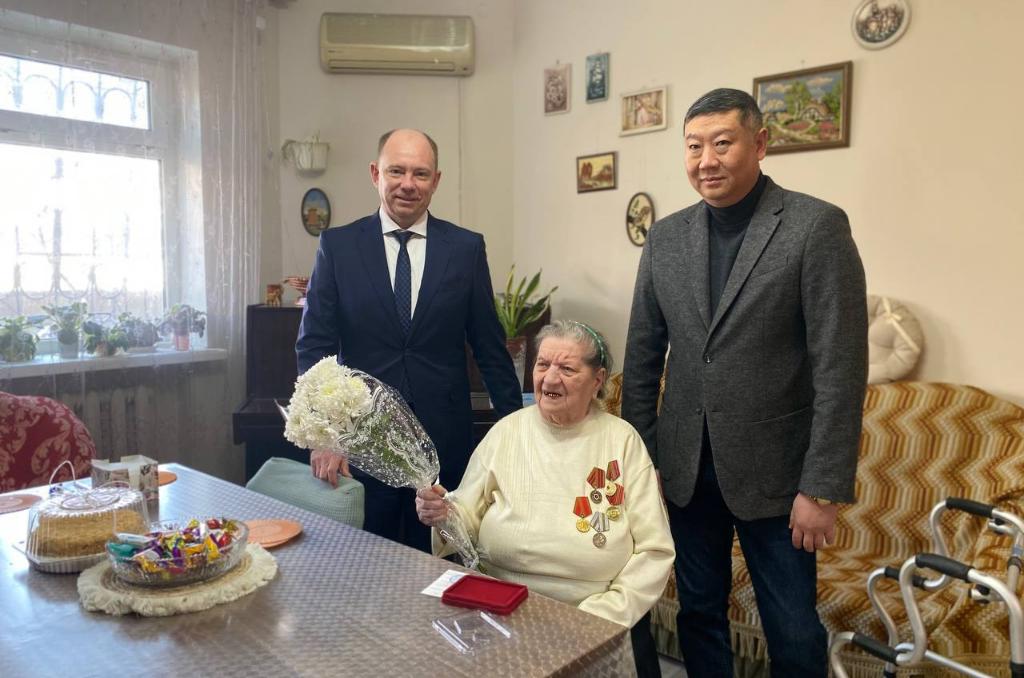Денис Бурыка вручил юбилейные медали в честь 80-летия Победы труженикам тыла и ветеранам труда Азовского района
