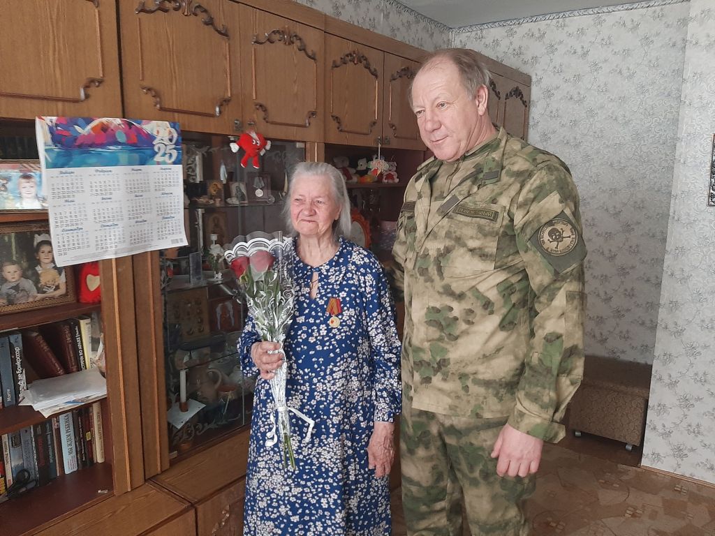 Андрей Курносов в честь 80-летия Победы вручил юбилейные медали труженицам тыла из Каменска-Шахтинского