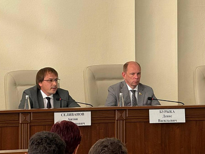 Денис Бурыка представил жителям Азова проект «Сделаем вместе!»