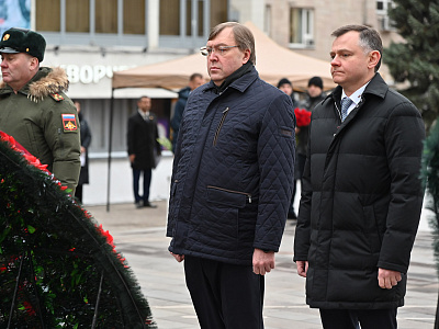 Изображение новости Возложение венков и цветов к мемориалу «Павшим воинам» в сквере имени Фрунзе №11