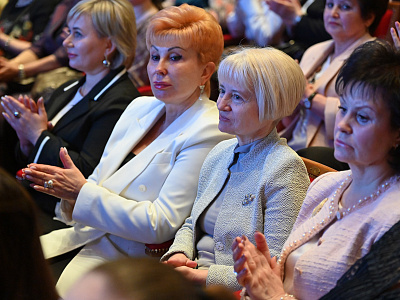Изображение новости Александр Ищенко поздравил жительниц донского края с Международным женским днем №17