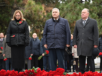 Изображение новости Возложение венков и цветов к мемориалу «Павшим воинам» в сквере имени Фрунзе №26