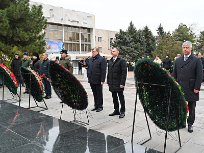 Изображение новости Возложение венков и цветов к мемориалу «Павшим воинам» в сквере имени Фрунзе №10