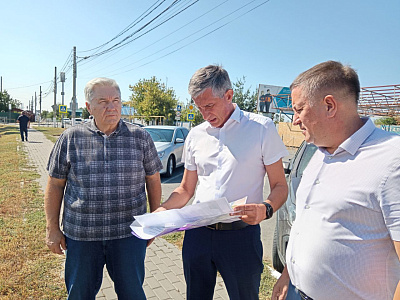 Сергей Михалев ознакомился с ходом работ по благоустройству общественной территории в городе Зверево    