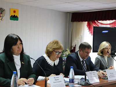 Ирина Жукова поздравила новый состав Зверевской городской Думы с началом работы