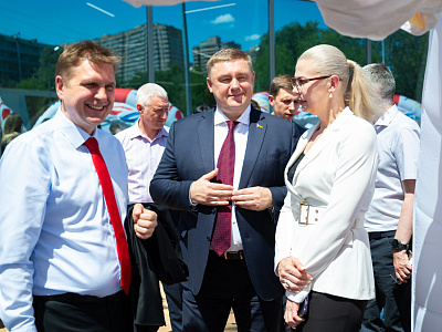 Игорь Бураков вручил поощрения донского парламента работникам торговли
