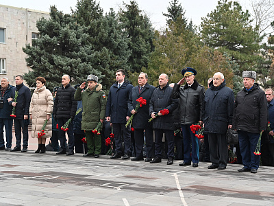 Изображение новости Возложение венков и цветов к мемориалу «Павшим воинам» в сквере имени Фрунзе №12