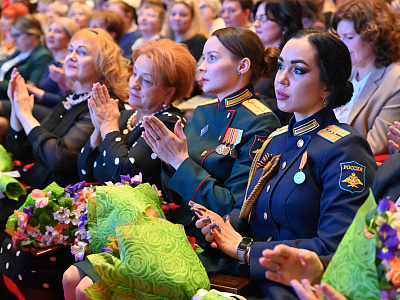 Изображение новости Александр Ищенко поздравил жительниц донского края с Международным женским днем №15