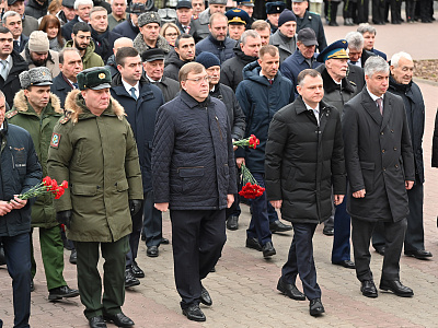 Изображение новости Возложение венков и цветов к мемориалу «Павшим воинам» в сквере имени Фрунзе №4