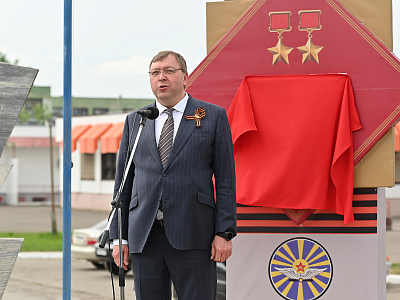 Изображение новости В Миллерово открыли мемориальную табличку в память о маршале авиации Александре Ефимове №1