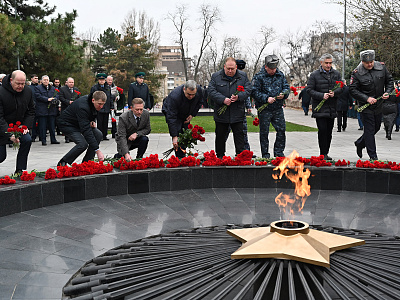 Изображение новости Возложение венков и цветов к мемориалу «Павшим воинам» в сквере имени Фрунзе №24