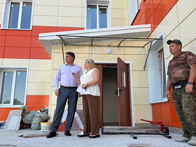 Владимир Влазнев проверил ход капремонта школы в Азове