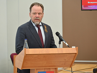 Изображение новости Александр Ищенко вручил паспорта юным жителям Миллерово №15
