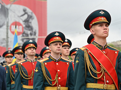 Изображение новости Депутаты донского парламента возложили Гирлянду Славы к мемориалу воинам-освободителям №7