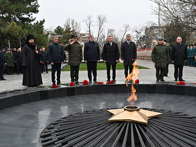 Изображение новости Возложение венков и цветов к мемориалу «Павшим воинам» в сквере имени Фрунзе №16
