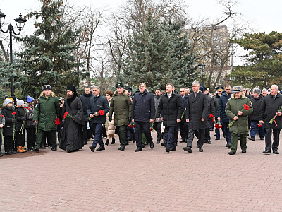 Изображение новости Возложение венков и цветов к мемориалу «Павшим воинам» в сквере имени Фрунзе №2