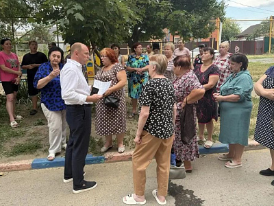 Денис Бурыка провел встречу с жителями многоквартирного дома в городе Азове