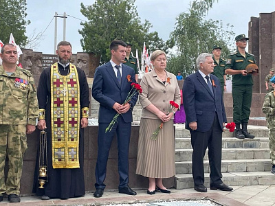 Сергей Михалев и Елена Елисеева приняли участие в перезахоронении останков бойца Великой Отечественной войны в Красном Сулине
