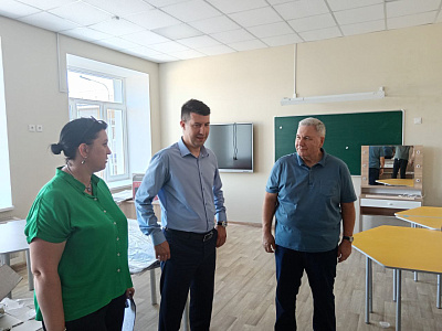 Сергей Михалев оценил ход ремонтных работ в школе № 2 в городе Красный Сулин 
