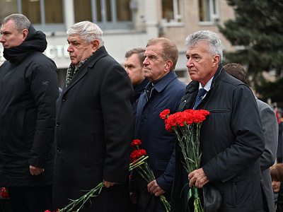 Изображение новости Возложение венков и цветов к мемориалу «Павшим воинам» в сквере имени Фрунзе №14